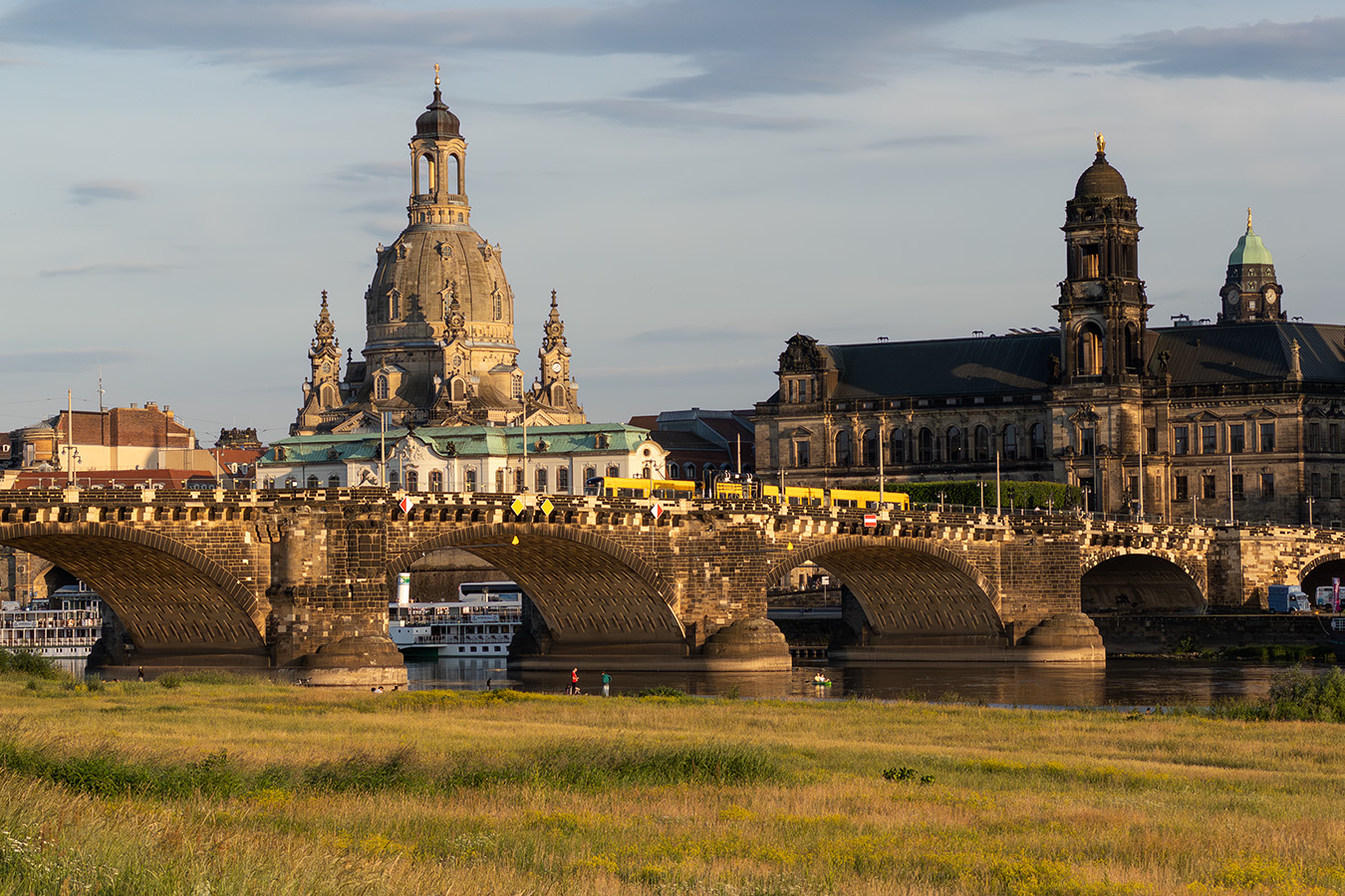 Augustusbrücke mit Frauenkirche und Oberlandesgericht im Abendlicht